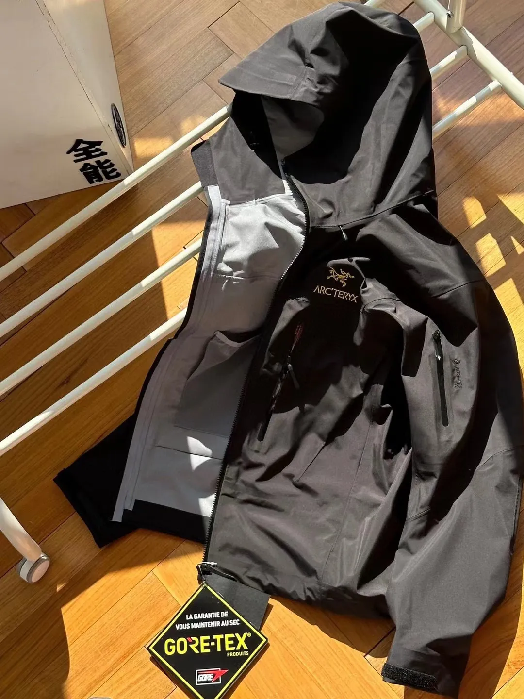 ALPHA sv ｜ ， 。 ， ， ， 。 alpha sv ， ， ， ， 。 6 ，gtx ， ， 。 sv Series～ ， 。 ARC'TERYX Alpha SV/VR 24k GTX ️ ， ，Quality ， ， ， ， ！ ， Versatile ， 3D ，Tri-Durance ， NM 00d-X 3LGORE-TEX Pro ISO 90(ISO 4) Breathable ， Breathable， 。 ，Water Tight RS 。Alpha SV ， Storm Hood ， ， 。 ，VISLON ， Velcro ， Zip-in， Classic ， ， Aplha Series ， ， ！ Color： Gold Size：S M L XL XXL XXXL（ Size） Size 175 120 s S ： 116 66 64 51 M ： 120 67 66 52 L： 124 68 68 53 XL： 128 69 70 54 XXL： 132 70 72 55 3XL： 136 71 73 56